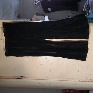 A lengthy black velvet pants
